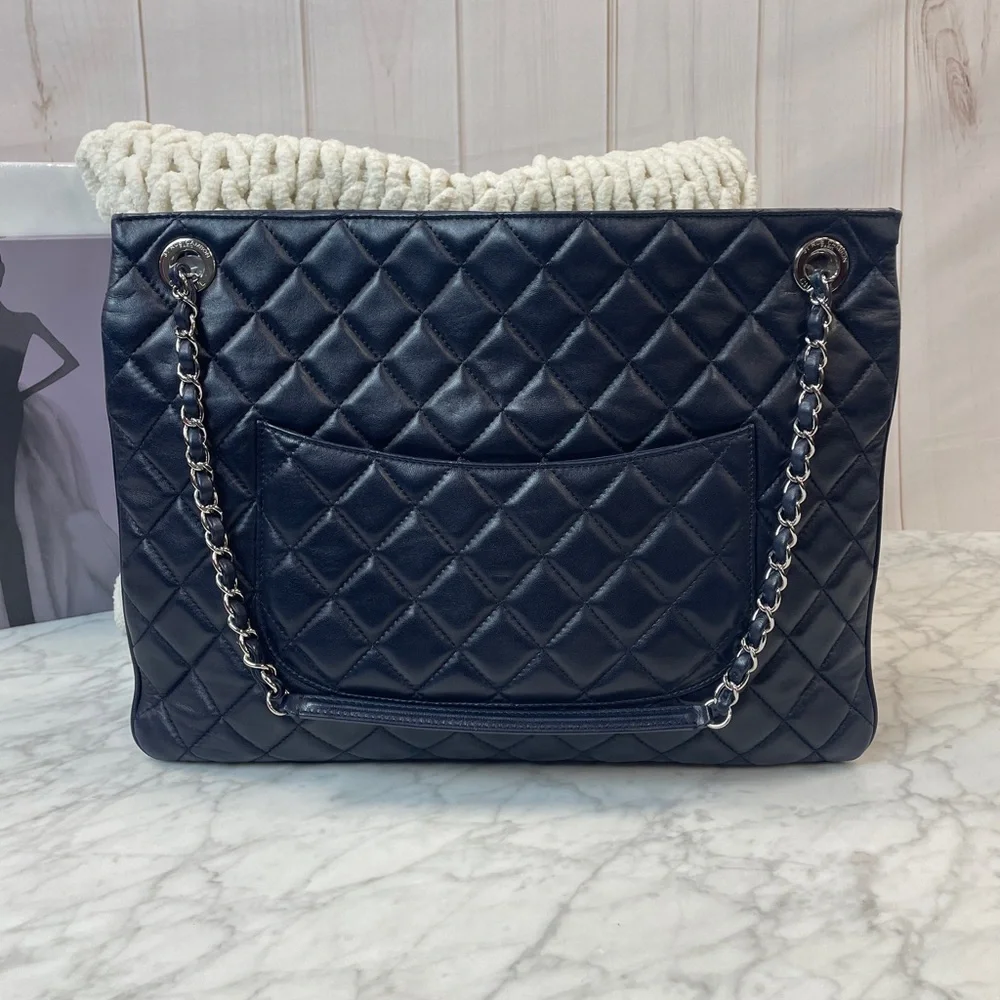 CHANEL shoulder bag